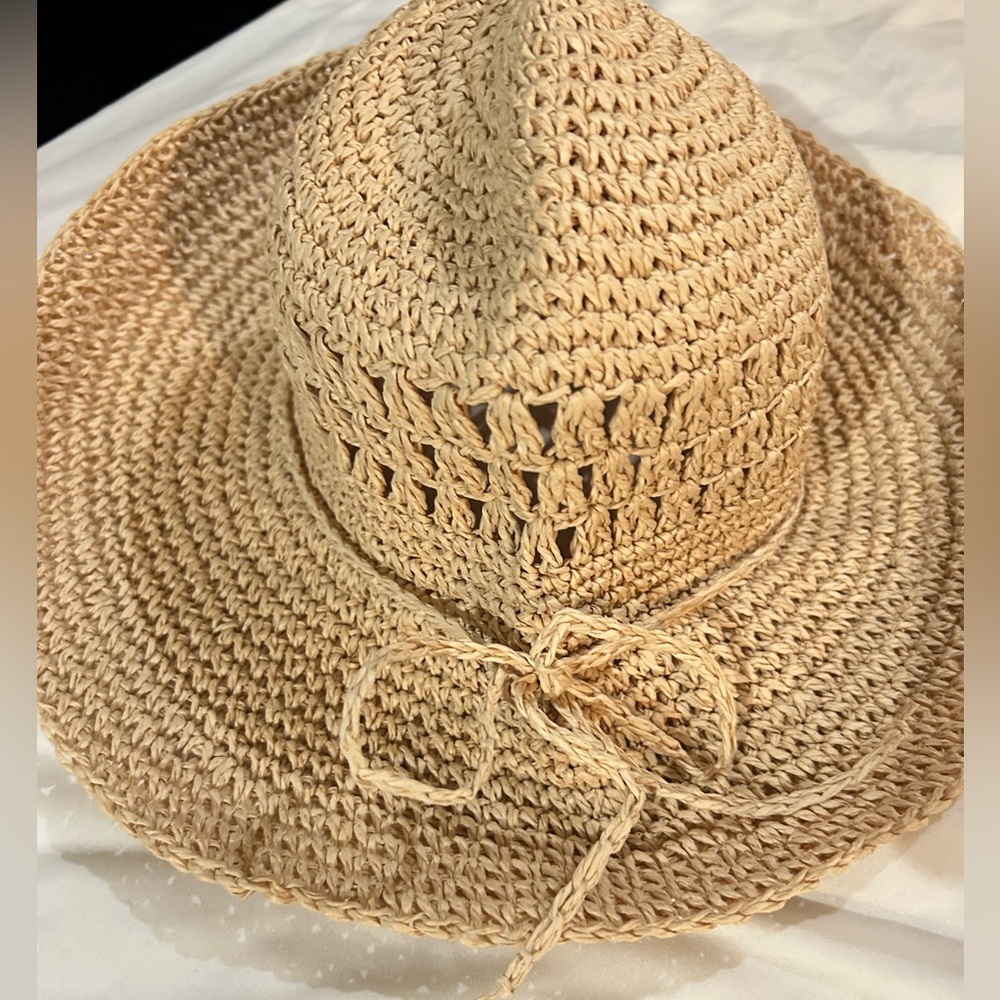 Floppy packable straw sun hat. Like new condition.